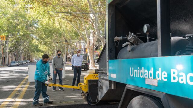 El intendente de la Ciudad, Ulpiano Suárez, recorrió las diferentes obras de repavimentación que se realizan en calles de Capital. Gentileza MCM