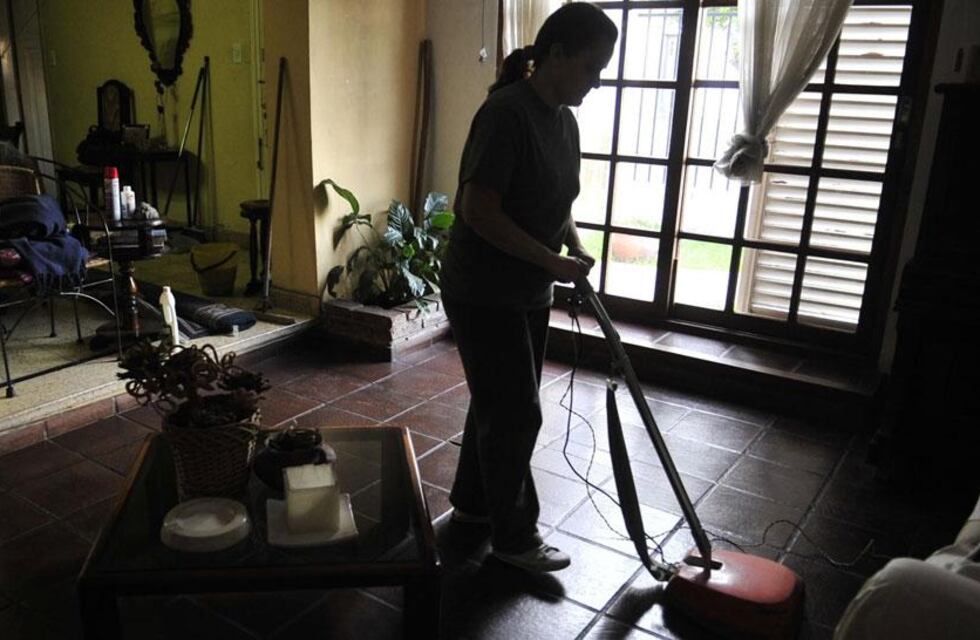 Empleadas domésticas: en cuánto queda el salario mínimo con el aumento oficializado por el Gobierno