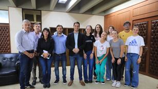 El intendente Leonardo Viotti y los atletas que realizarán un intercambio con Carcabuey