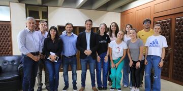 El intendente Leonardo Viotti y los atletas que realizarán un intercambio con Carcabuey