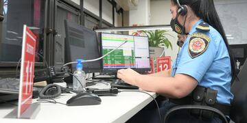 En Jefatura, en el marco del Plan Integral de Seguridad Ciudadana y Prevención del Delito, el ministro de Seguridad Alfonso Mosquera
, la jefa de Policía Liliana Zarate Belletti y el subjefe Ariel Lecler participan de la inauguración del Sistema de Emergencias #911PolicíaCba. 911 Foto: Policía de Córdoba.