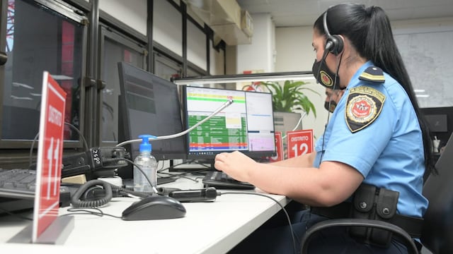 En Jefatura, en el marco del Plan Integral de Seguridad Ciudadana y Prevención del Delito, el ministro de Seguridad Alfonso Mosquera
, la jefa de Policía Liliana Zarate Belletti y el subjefe Ariel Lecler participan de la inauguración del Sistema de Emergencias #911PolicíaCba. 911 Foto: Policía de Córdoba.