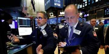 Después del anuncio del acuerdo con el FMI, los bonos y acciones argentinos suben hasta un 10% (AP)