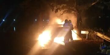 Un auto ardió en llamas en plena ruta 5.