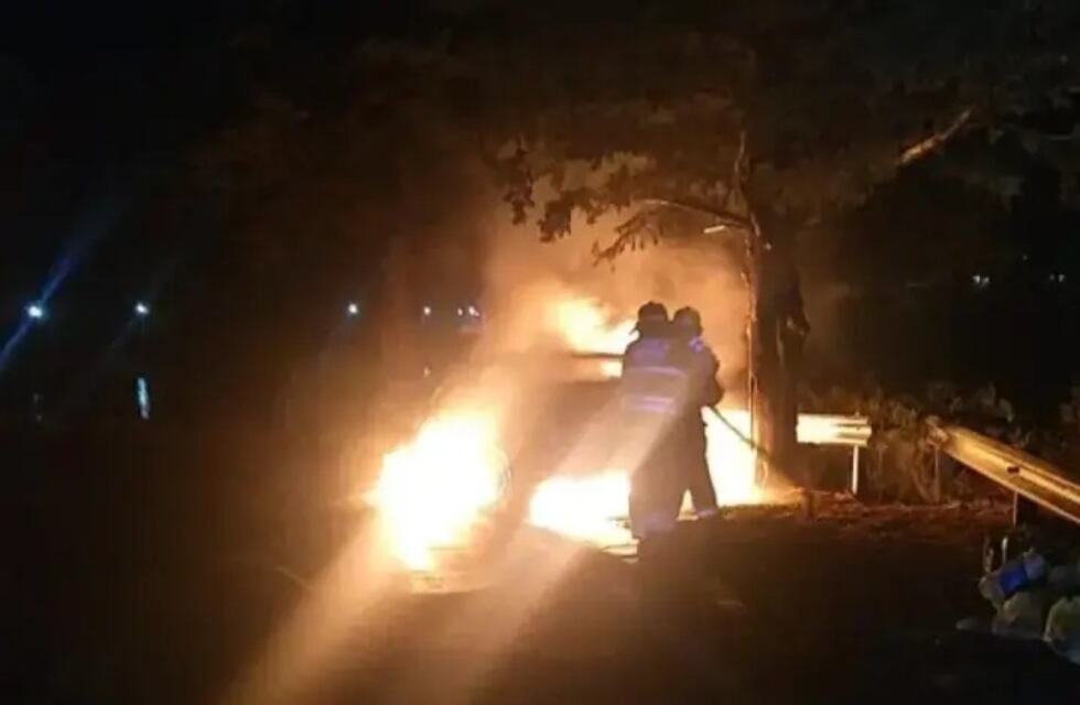 Susto en Alta Gracia: un auto ardió en llamas en plena ruta 5