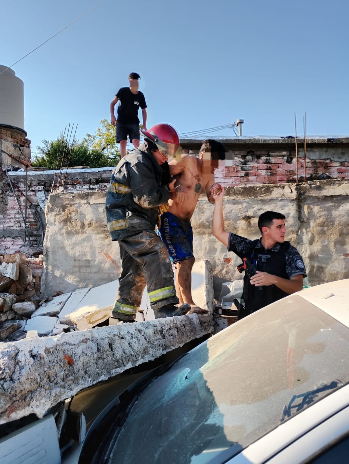 Córdoba: colapsó el techo de una vivienda en Villa El Libertador tras una presunta explosión. (Policía)