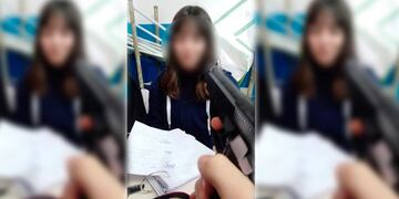 Una de las imágenes que se viralizó, donde el alumno le apunta a la cara a una compañera.