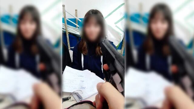 Una de las imágenes que se viralizó, donde el alumno le apunta a la cara a una compañera.