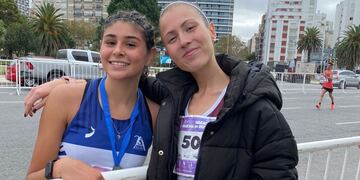 Las mendocinas Milagros (izquierda) y Renata (derecha), en el Nacional de Marcha en Ruta en Mar del Plata.