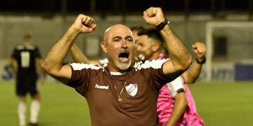 El Chocho Juan Manuel Llop ascendió con Platense y espera propuestas (Prensa Platense).