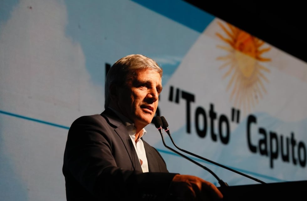 Caputo admitió la posibilidad que haya “volatilidad” en el precio del dólar