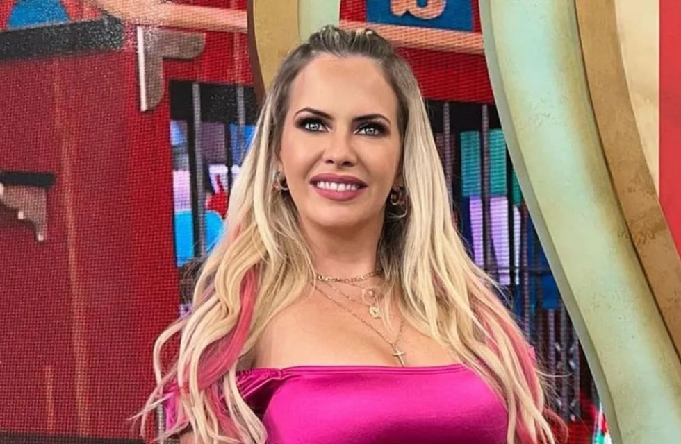 Ale Maglietti posó con una camisa mega escotada en color fucsia y desató pasiones