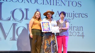 Las concejales Melisa Silva y Rosa Carrasco entregaron la distinción a la artista folklórica Tati Domínguez.