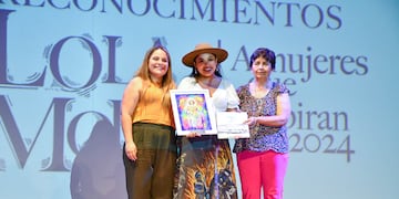 Las concejales Melisa Silva y Rosa Carrasco entregaron la distinción a la artista folklórica Tati Domínguez.