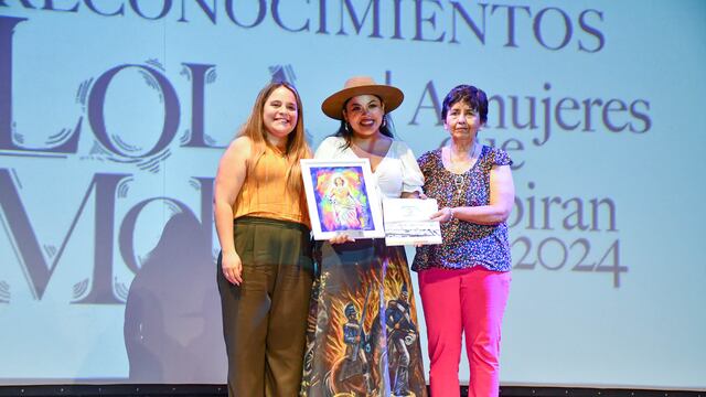 Las concejales Melisa Silva y Rosa Carrasco entregaron la distinción a la artista folklórica Tati Domínguez.