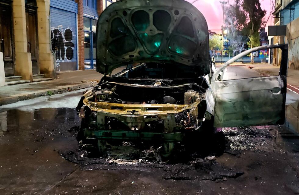 Susto en el centro de Córdoba por el incendio de un vehículo