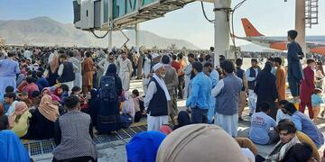 Miles de personas desesperadas por huir de Afganistán desataron el caos este lunes en el aeropuerto de Kabul. Gentileza / www.noticierodigital.com