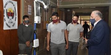 El proyecto busca crear un poste multipropósito que brinde luz e internet a familias de zonas alejadas.