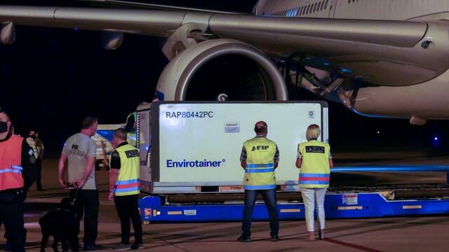 Llegó el vuelo de China con vacunas Sinopharm