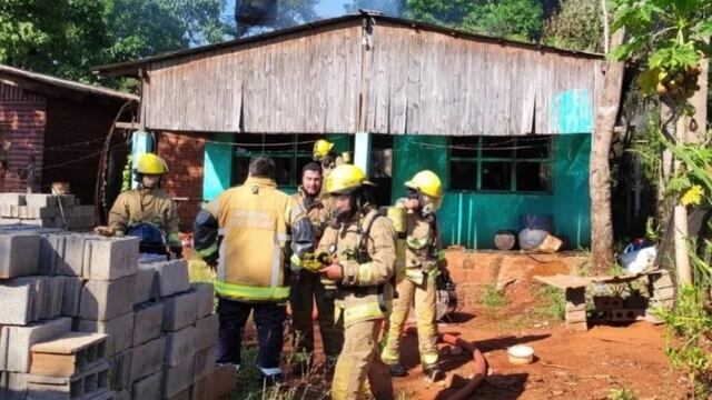 Un bombero resultó herido tras combatir un incendio en Puerto Iguazú.