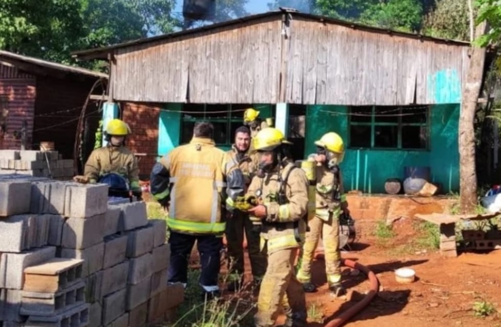 Un bombero resultó herido tras combatir un incendio en Puerto Iguazú