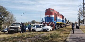 Un tren chocó a un automóvil. Afortunadamente, el conductor resultó ileso.