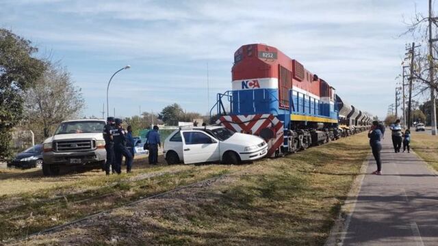 Un tren chocó a un automóvil. Afortunadamente, el conductor resultó ileso.