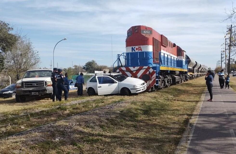 Pudo ser una tragedia: cruzó las vías de avenida Cruz Roja y lo chocó el tren
