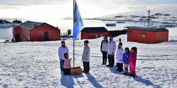 Docentes bicontinentales viajaron a Buenos Aires para iniciar los trámites para cumplir sus funciones en la escuela de Base Esperanza en 2022