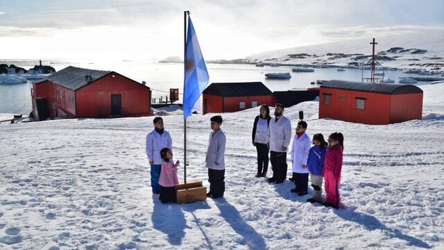 Docentes bicontinentales viajaron a Buenos Aires para iniciar los trámites para cumplir sus funciones en la escuela de Base Esperanza en 2022