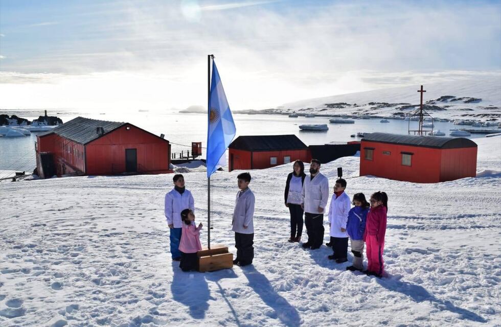 Docentes bicontinentales viajaron a Buenos Aires para iniciar los trámites para cumplir sus funciones en la escuela de Base Esperanza en 2022