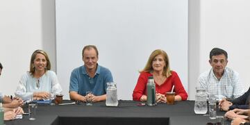 El exgobernador Gustavo Bordet encabezó la asamblea junto a Stratta, Romero y Oliva.