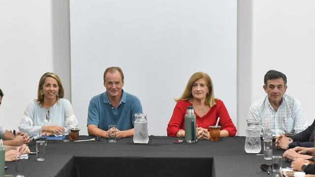 El exgobernador Gustavo Bordet encabezó la asamblea junto a Stratta, Romero y Oliva.