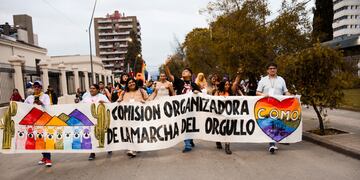Encabezando la marcha del sábado, integrantes de la Comisión Organizadora de la Marcha del Orgullo (COMO) en Jujuy.