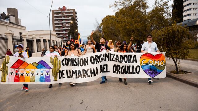 Encabezando la marcha del sábado, integrantes de la Comisión Organizadora de la Marcha del Orgullo (COMO) en Jujuy.