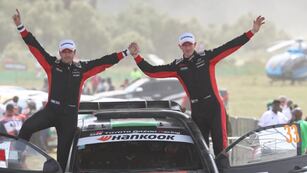 Elfyn Evans (a la derecha) y su navegante Scott Martin, ganadores con Toyota en Kenia.