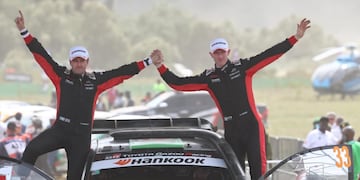 Elfyn Evans (a la derecha) y su navegante Scott Martin, ganadores con Toyota en Kenia.