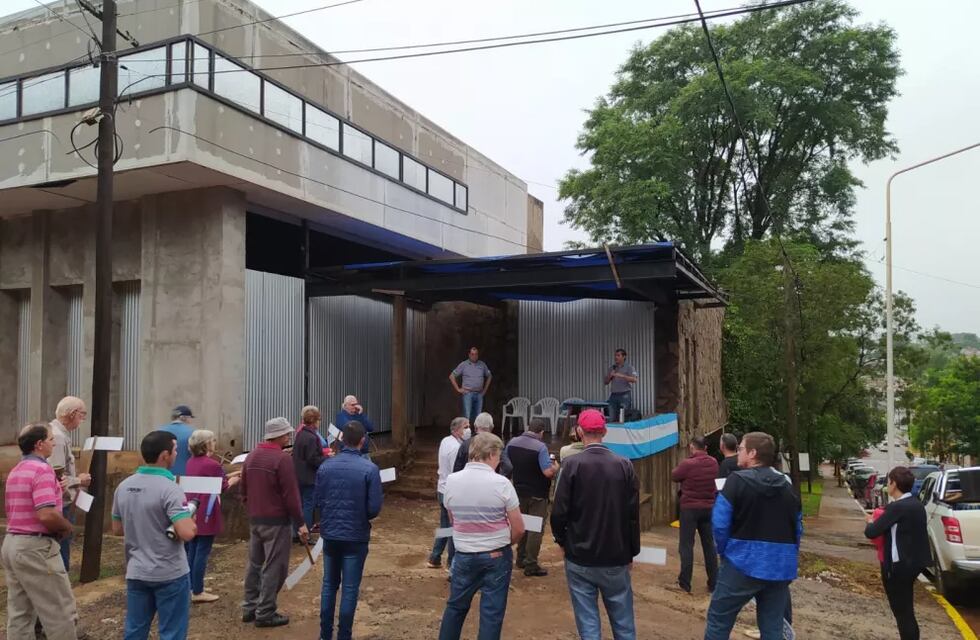 Andresito: vecinos siguen reclamando la continuidad de la construcción del edificio bancario