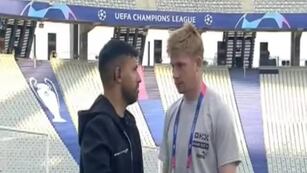 El diálogo amistoso entre el Kun Agüero y Kevin de Bruyne.