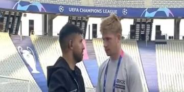 El diálogo amistoso entre el Kun Agüero y Kevin de Bruyne.
