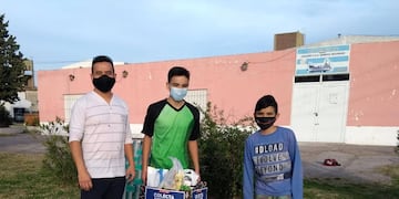 Voluntarios de Coronel Rosales en puntos de recepción