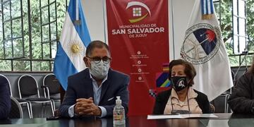 El intendente Raúl Jorge junto a Enriqueta Herrera de Narváez, quien fuera declarada "ciudadana distinguida" de San Salvador de Jujuy.