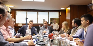 Regulación de aplicaciones, cambios en taxis y actualización tarifaria dominarán el debate del 4 de diciembre.