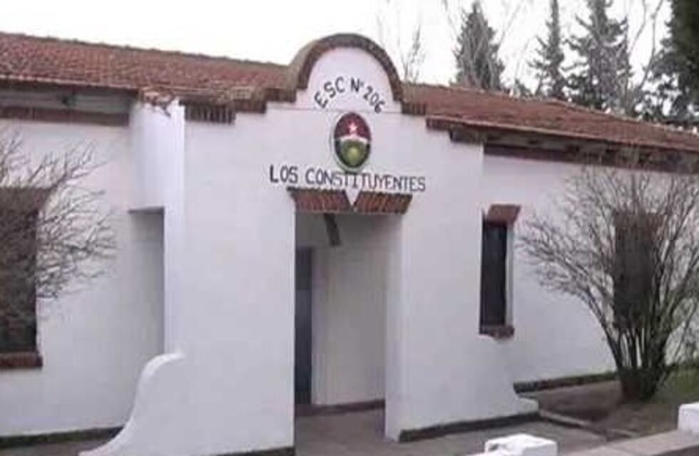 Robaron y destrozaron material de una escuela situada frente a la Escuela de Policía