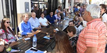 Diego Santilli visitó Punta Alta y habló con vecinos.