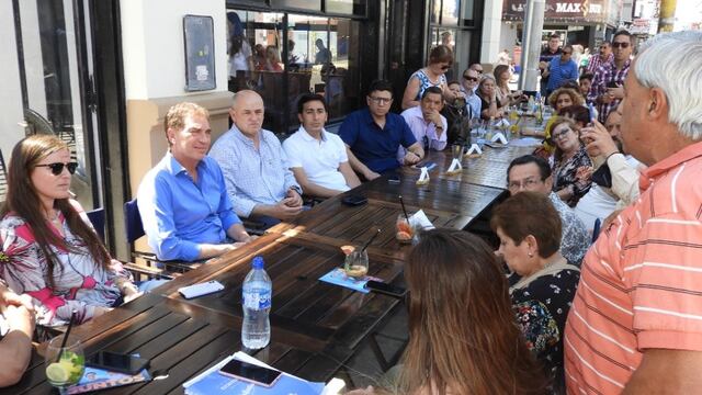 Diego Santilli visitó Punta Alta y habló con vecinos.