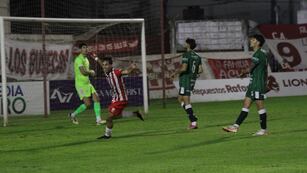 Abondetto festeja su primer gol personal y el tercero del 9 ante Sportivo Belgrano de San Francisco