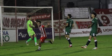 Abondetto festeja su primer gol personal y el tercero del 9 ante Sportivo Belgrano de San Francisco