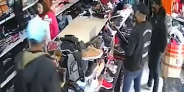 Los delincuentes en plena acción: fingían un allanamiento. (Captura de TV)