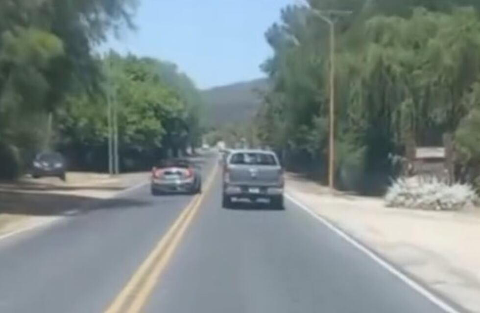 Inconsciencia filmada: sobrepasó un auto e invadió el carril contrario en una ruta de Traslasierra